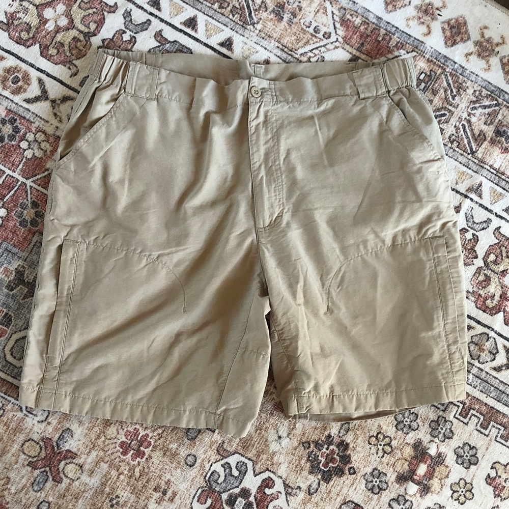 Men’s Woolrich khaki shorts, size 38. EUC. No stains, all zippers work.
